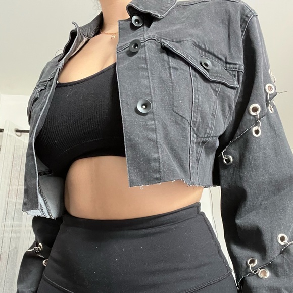 Grey jean jacket from fashionnova. Never worn - Picture 2 of 4